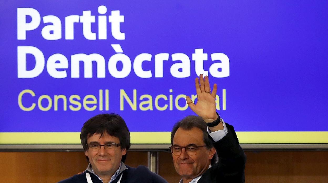 Carles Puigdemont y Artur Mas, antiguos líderes de CDC, en un acto del PDECat
