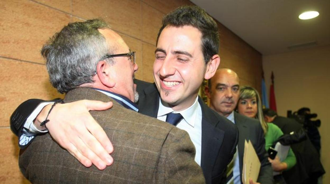 El alcalde de Catral, Pedro Zaplana, felicitado al acceder al cargo tras una moción de censura contra el PP en 2013