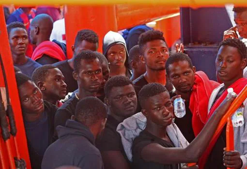Centenares de migrantes han tenido que dormir alguna noche en cubierta de barcos de Salvamento amarrados en el puerto de Algeciras