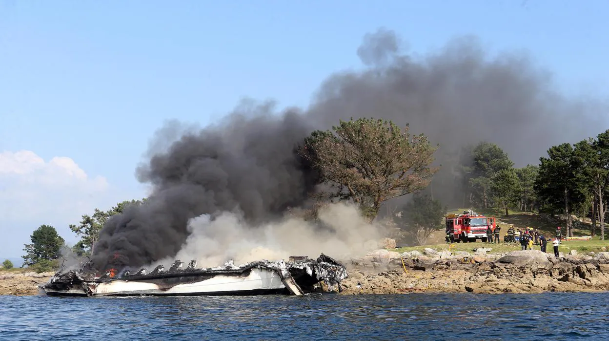 Catamarán turístico incendiado frente a la isla de La Toja