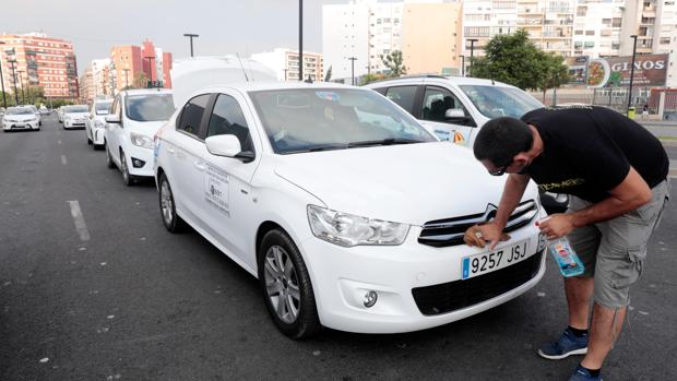 Huelga de taxis: los taxistas bloquean el centro de Valencia