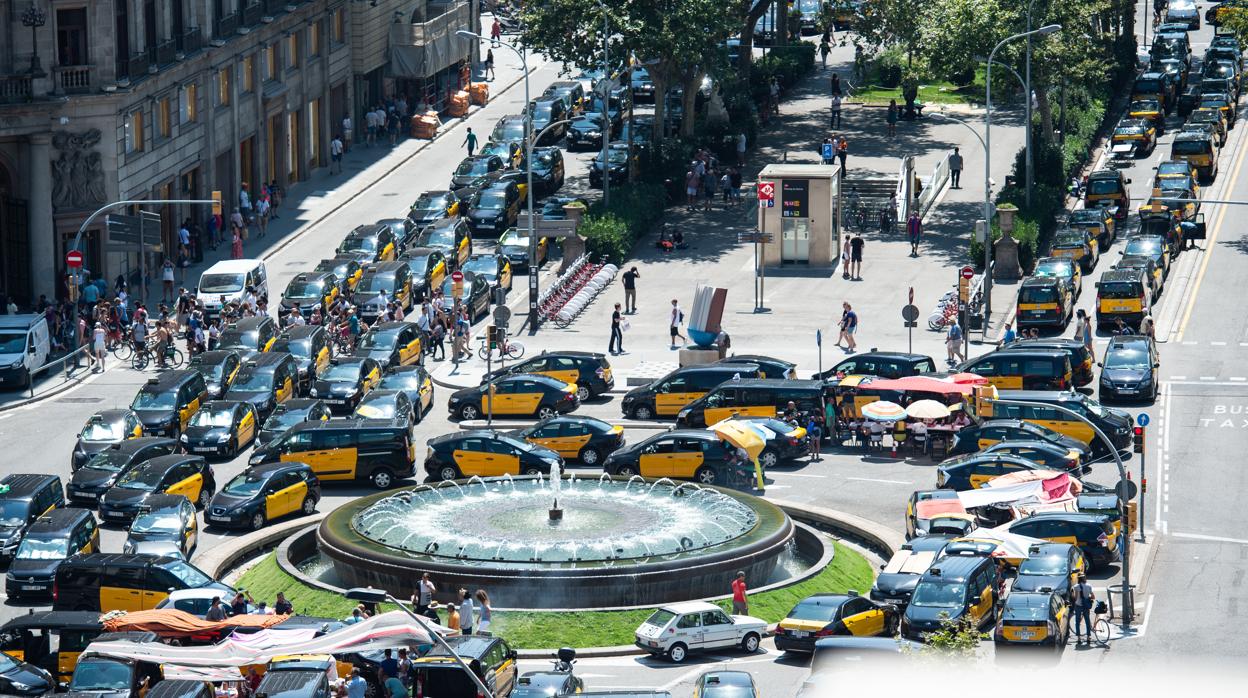 Los taxistas llevan acampados en la Gran Via desde el viernes