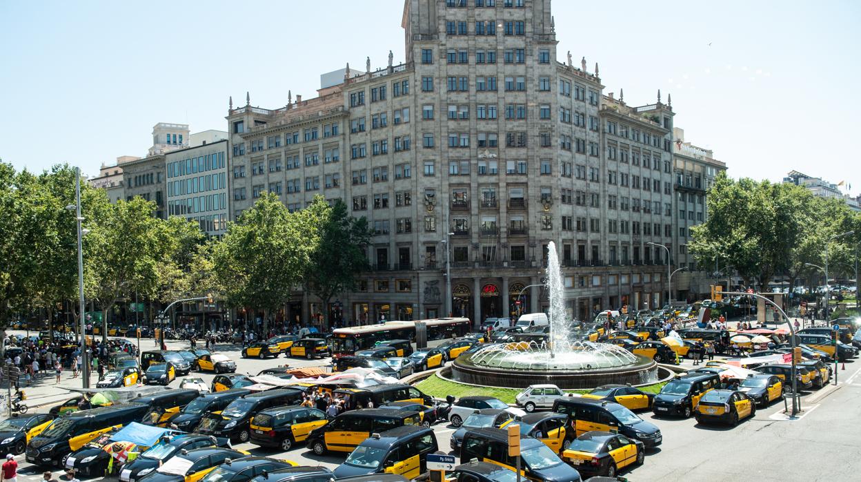 Algunos de los taxistas acampados en el Paseo de Gracia de Barcelona