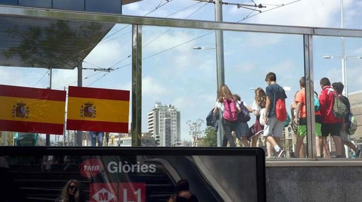 Pegatinas con la bandera de España en un barrio de Barcelona