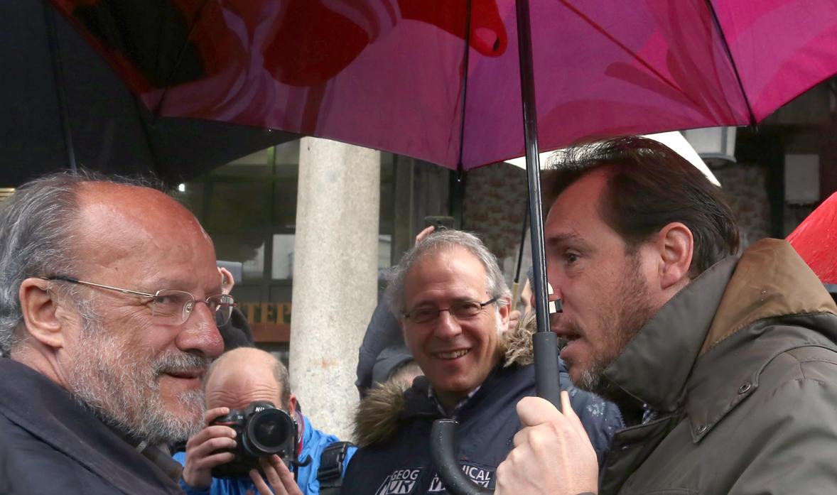 Óscar Puente junto a Javier León de la Riva y el portavoz del Grupo municipal Popular, José Antonio Martínez Bermejo, en una imagen de archivo