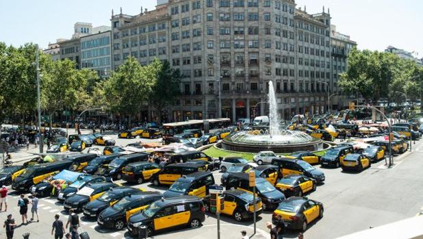 Los taxistas de Barcelona mantienen la huelga «como mínimo» hasta este miércoles y harán servicios mínimos