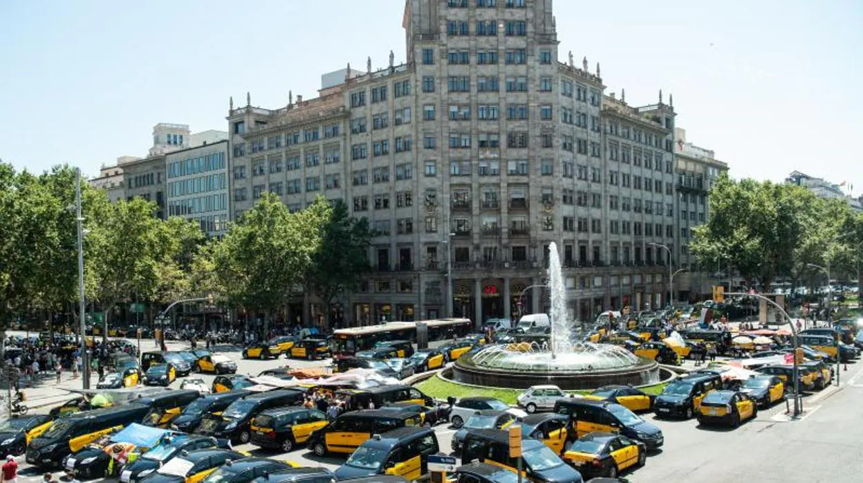 El centro de la ciudad sigue colapsado por miles de taxis