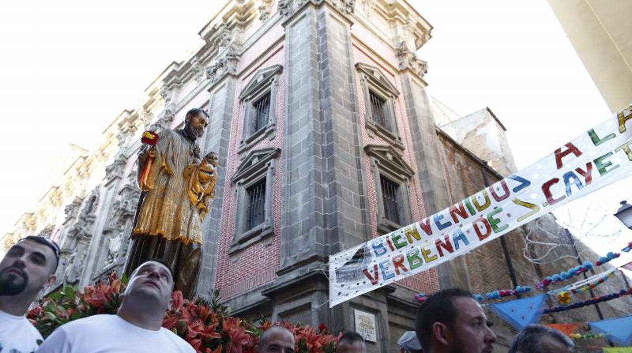 Imagen de la procesión de San Cayetano, el año pasado, por la calle Embajadores