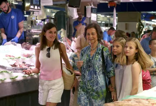 Las Reinas, la Princesa y la Infanta, de compras en un mercado de Palma