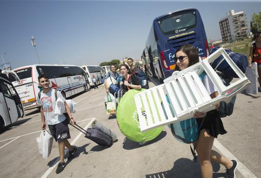 Imagen de los jóvenes acampados en el Arenal Sound