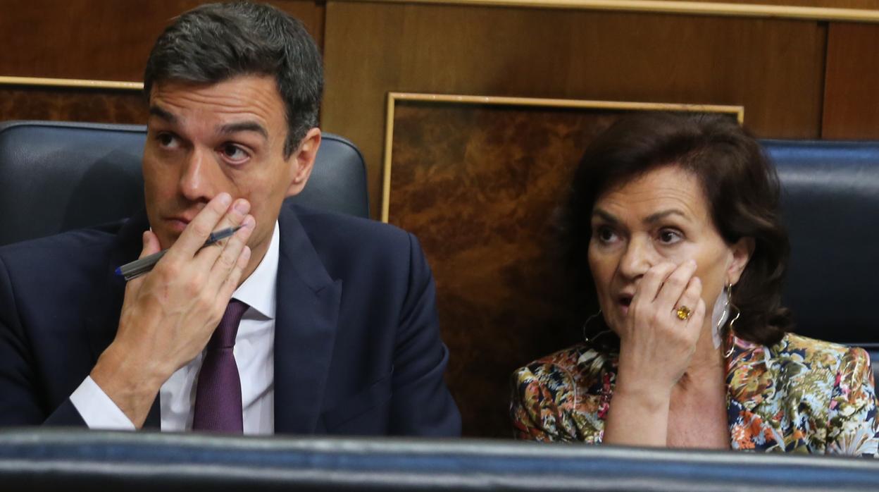 Pedro Sánchez y la vicepresidenta Carmen Calvo en el Congreso de los Diputados