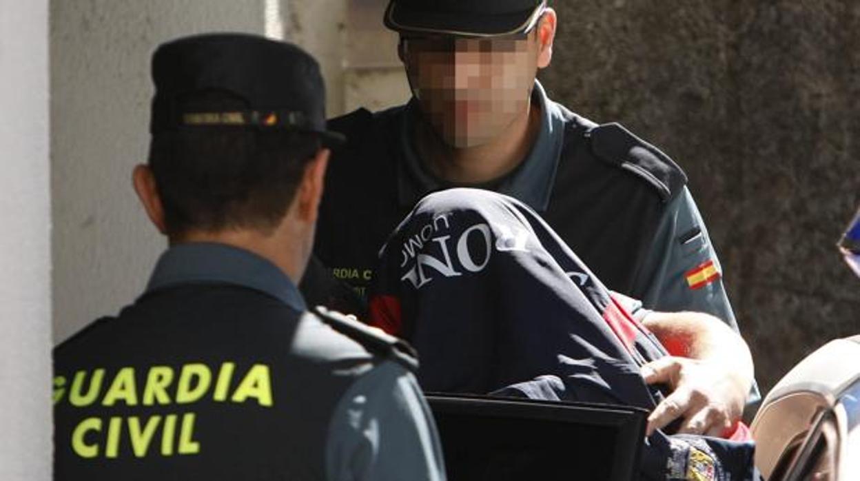 Imagen de la Guardia Civil con el acusado del doble crimen de Arbo