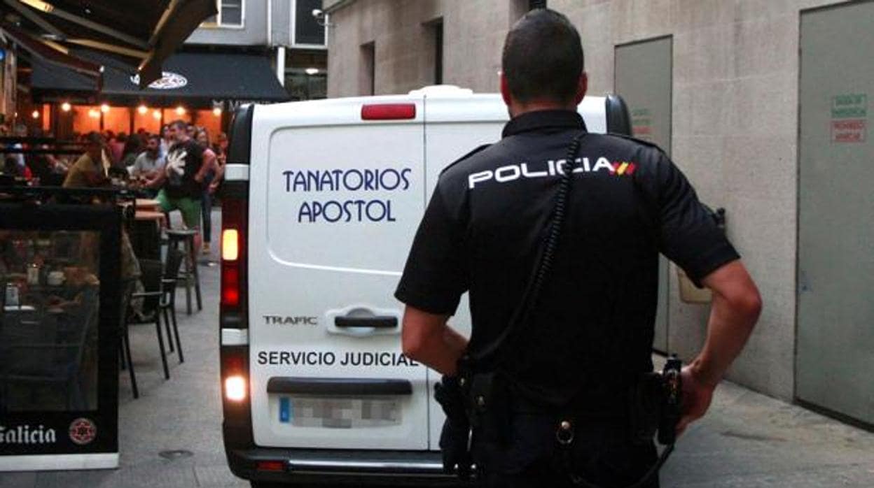 Agente de policía en las puertas del domicilio de la víctima, en La Coruña