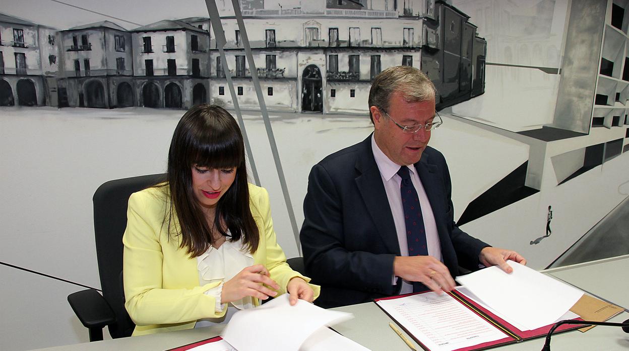 Alcalde de León, Antonio Silván, y la portavoz del grupo municipal Ciudadanos, Gemma Villarroel