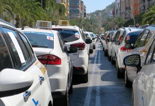 Taxis cortando el tráfico en la avenida de la Estación de Alicante JUAN CARLOS SOLER