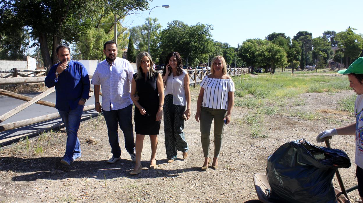 La alcaldesa ha charlado con los integrantes y organizadores del «Campo de Voluntariado Juvenil 2018»