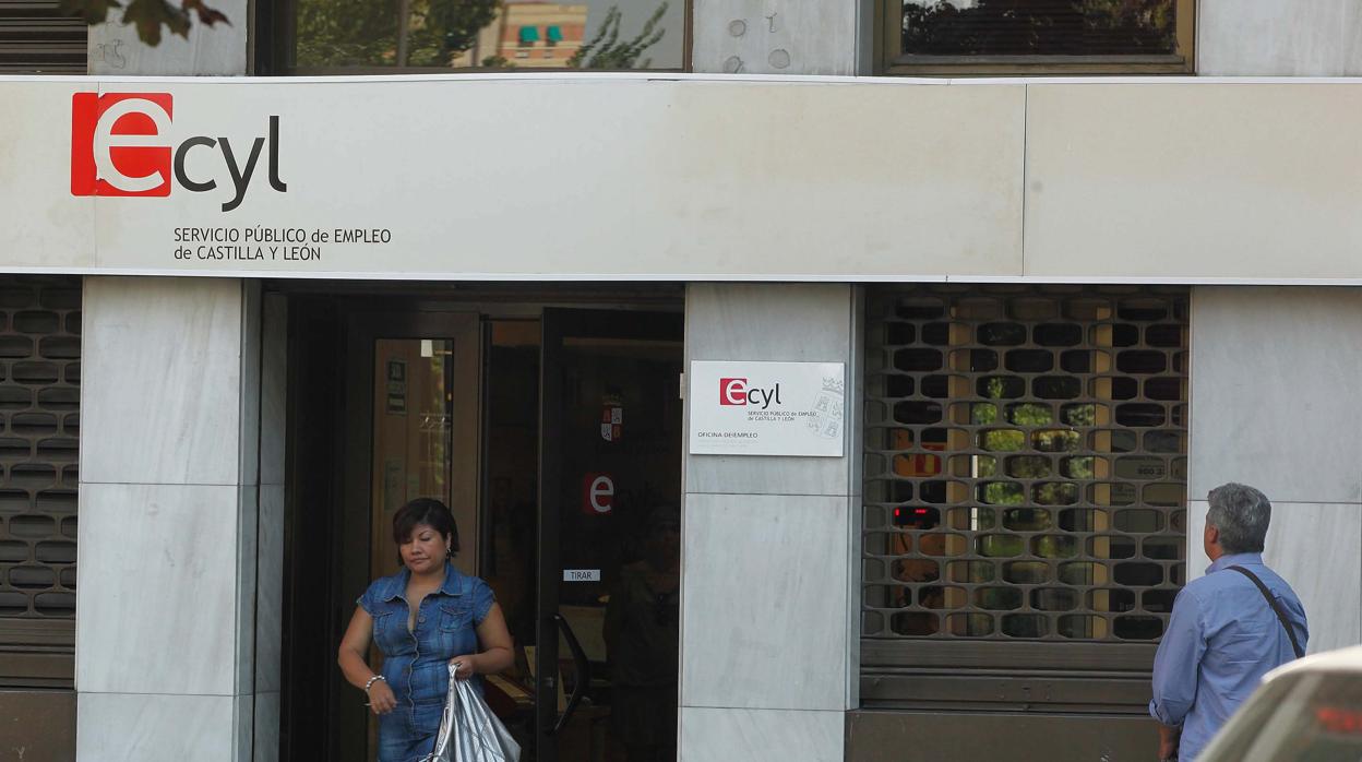 Un parado a la puerta delas oficinas de empleo de castilla y León