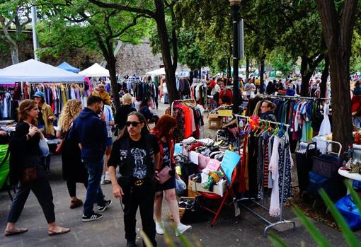 El mercadillo del Raval, perfecto para comprar ropa de segunda mano