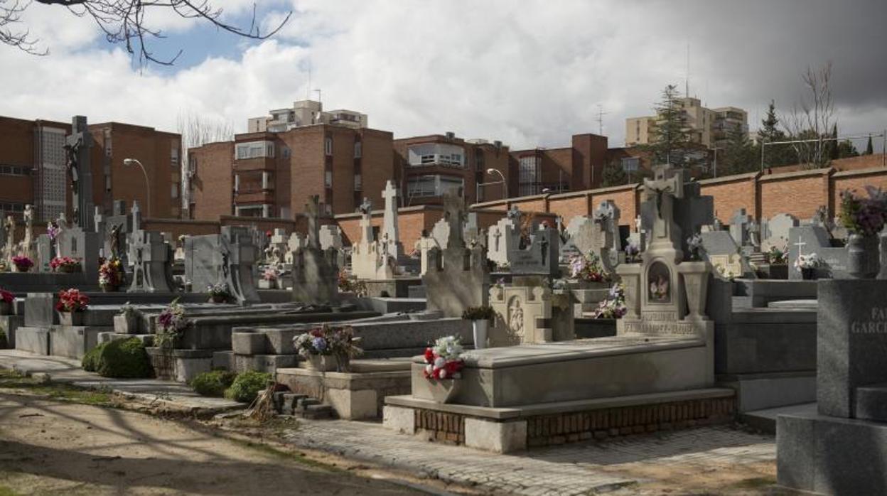 Los presuntos agresores huyeron del cementerio antes de que llegara la Guardia Civil, por lo que aún no han sido identificados, ni detenidos