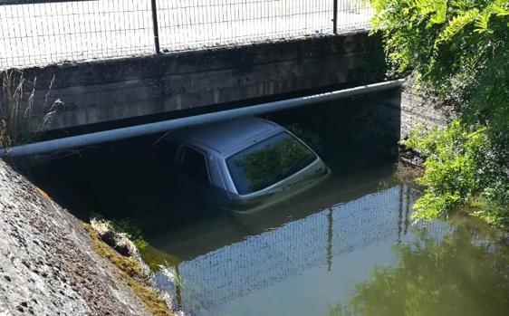 Detenida una joven tras caer a un canal en Ponferrada con un coche robado