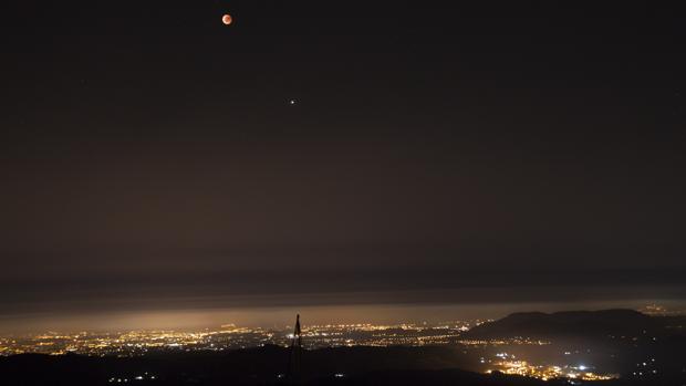 Así se vio el eclipse de luna a orillas del Mediterráneo