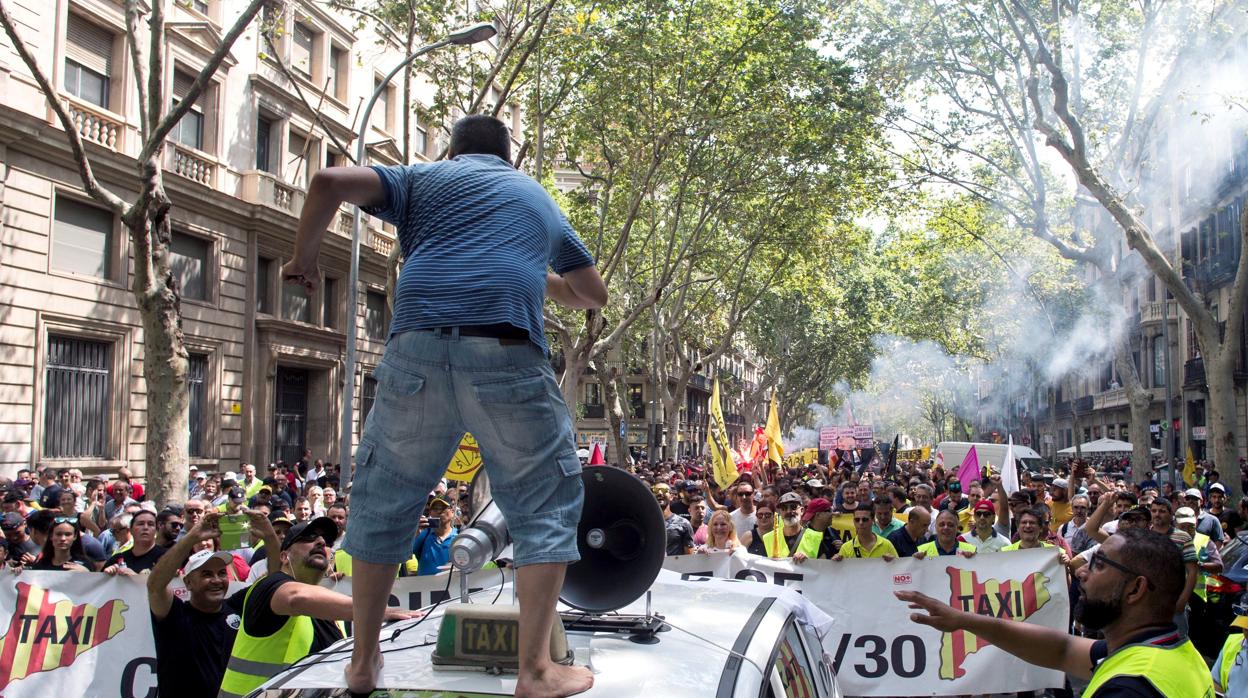 Taxistas de toda España se manifiestan por las calles de Barcelona motivo de la huelg