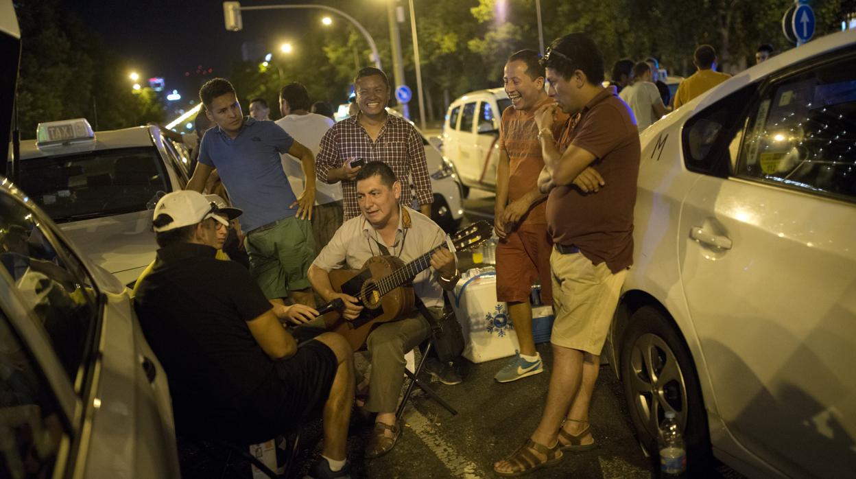 Taxistas pasan la noche de protesta tocando la guitarra