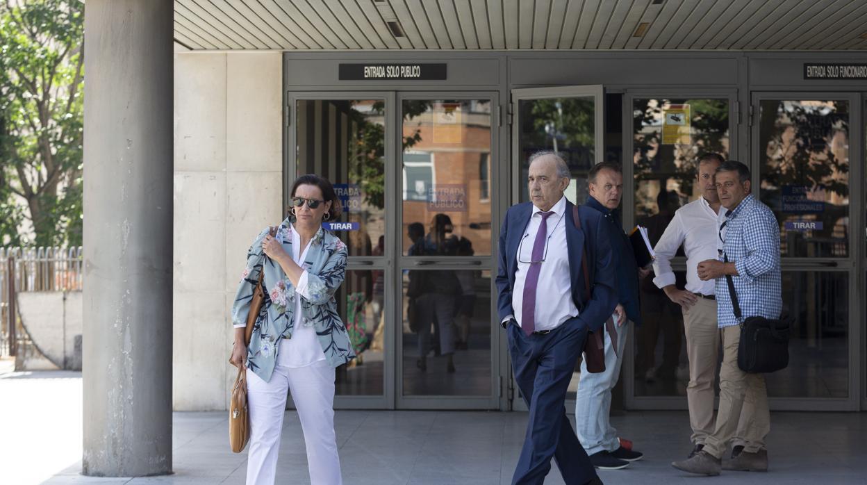 El catedrático Enrique Álvarez Conde sale ayer de los juzgados de Madrid