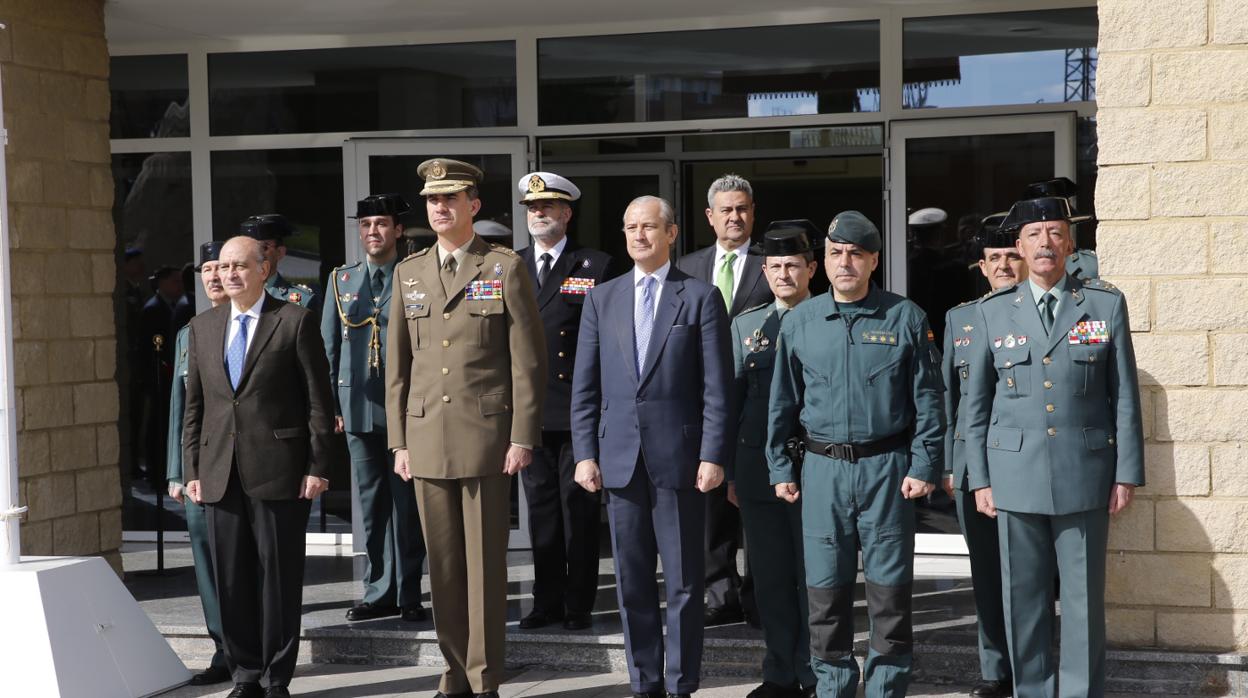 El coronel Sánchez Gil (a la derecha con boina), durante la visita del Rey a la UEI cuando él estaba al mando