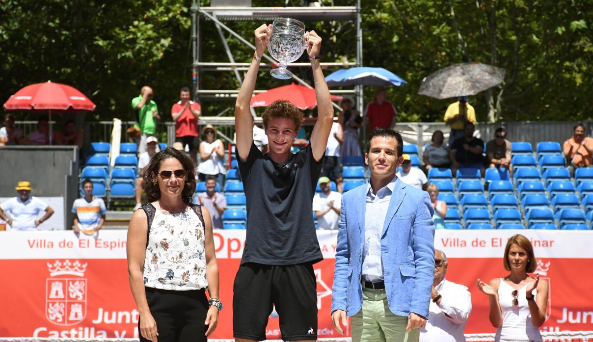 El tenista frances Ugo Humbert ,ganador de la 33 edición del Open Castilla y León, posa junta a la extenista y directora del torneo, Virginia Ruano y el director general de Deporte de la Junta, Alfonso Lahuerta