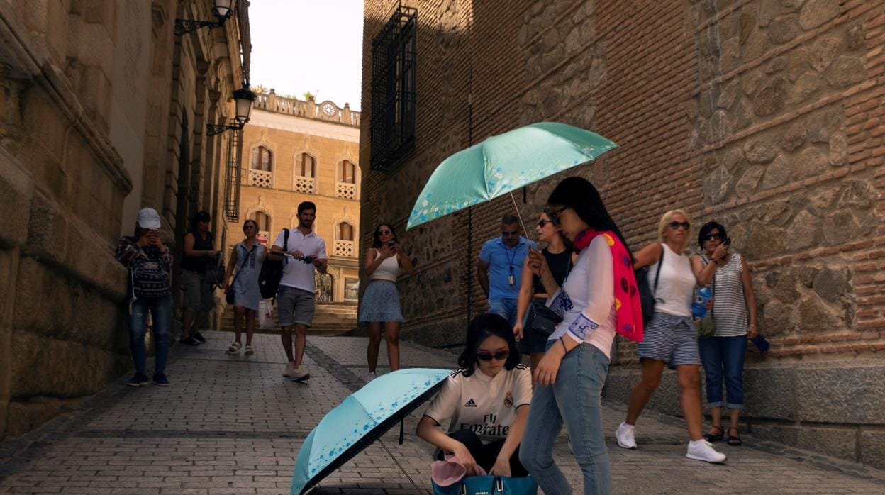 Buscar las sombras de las callejuelas es una de las recomendaciones que dan los guías de turismo de Toledo