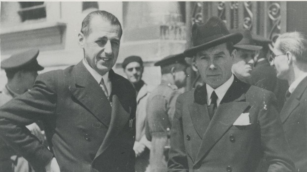 El Director General de Arquitectura, Don Pedro Muguruza, con el alcalde de la ciudad, Emilio Pino (1941)