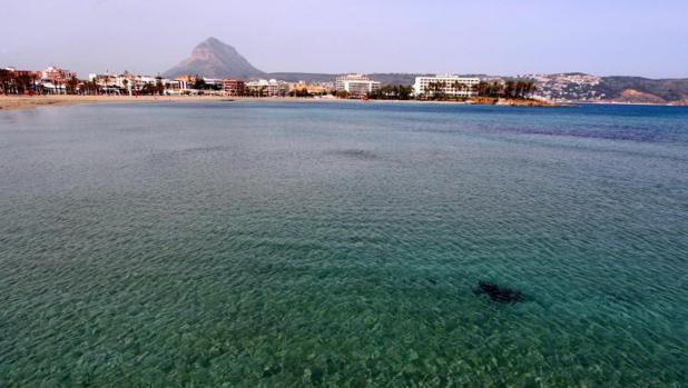 Mueren ahogados una mujer en la playa de Xàbia y un hombre en la piscina municipal de Alcoy