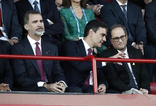 El Rey Felipe VI junto al presidente del Gobierno Pedro Sánchez (c), y el presidente de la Generalitat Quim Torra (d), durante la inauguración de los Juegos Mediterráneos