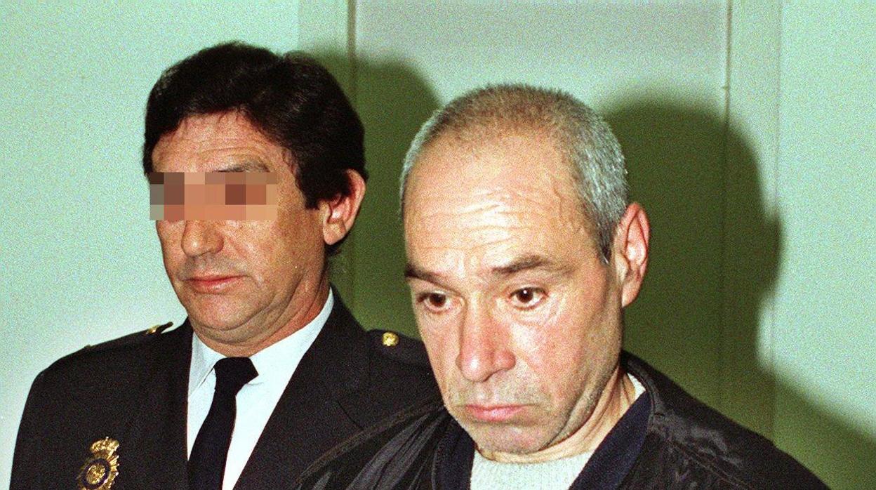 Santi Potros, cuando fue extraditado por Francia en el año 2000