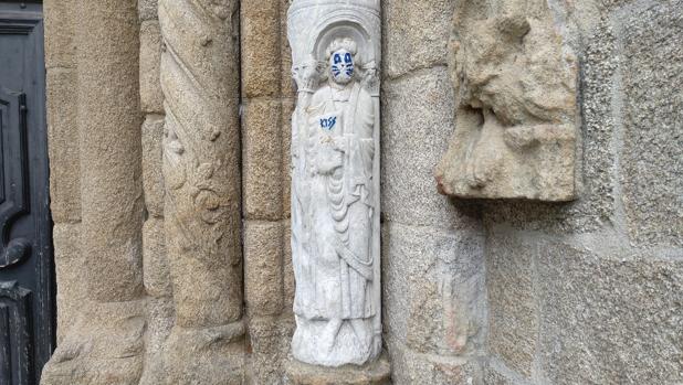 Realizan una pintada en la fachada de la Catedral de Santiago