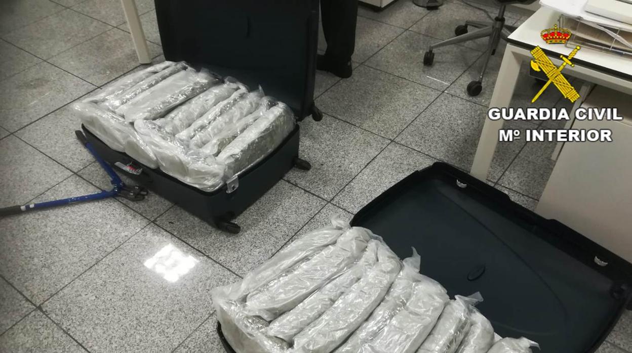 Las dos maletas con los 27 paquetes plastificados con la marihuana, en el aeropuerto de Alicante-Elche