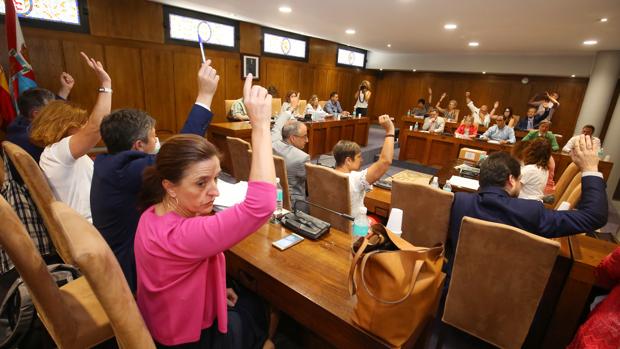 La Policía interviene en el pleno de debate de los presupuestos de Ponferrada