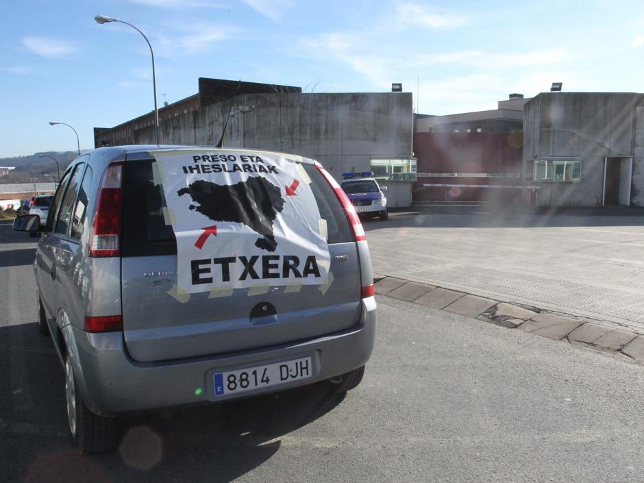 Caravana de coches pidiendo el acercamiento de presos de ETA pasa frente a la cárcel de Basauri