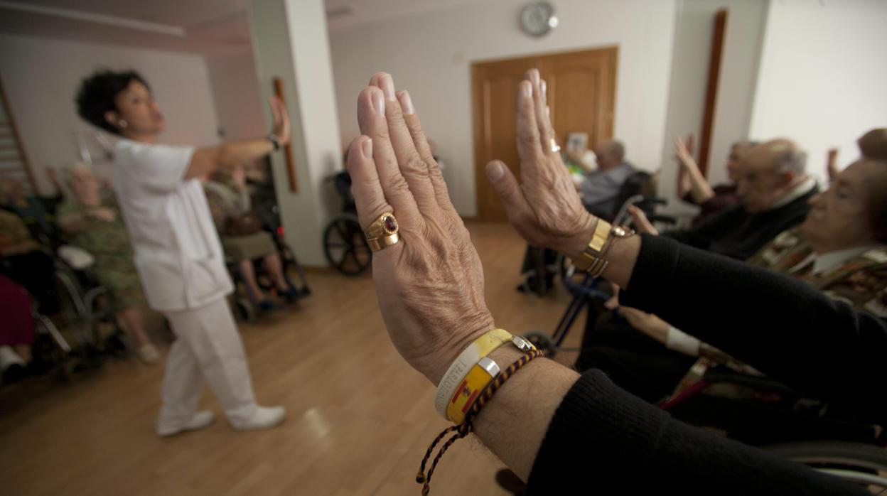 Sesión de ejercicios en una residencia de personas mayores