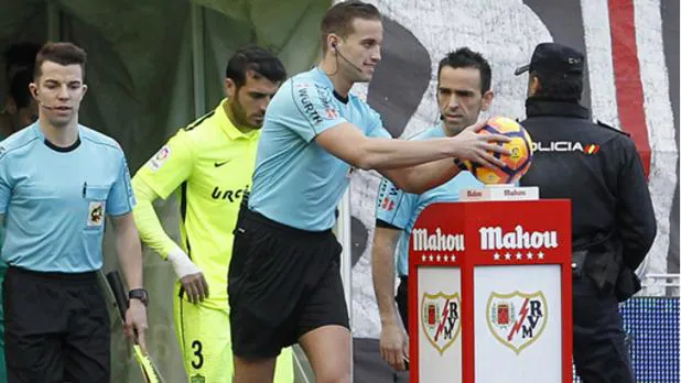 Alberola Rojas se estrena como cuarto árbitro en un partido de la Champions