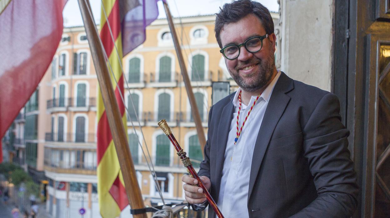 Antoni Noguera posando tras el acto de toma de posesión como alcalde de Palma de Mallorca, celebrado el 30 de junio de 2017 en el consistorio mallorquín