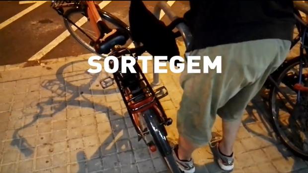 Arran se jacta de haber «expropiado» cinco bicis de alquiler turístico y las sortea en su cuenta de Twitter