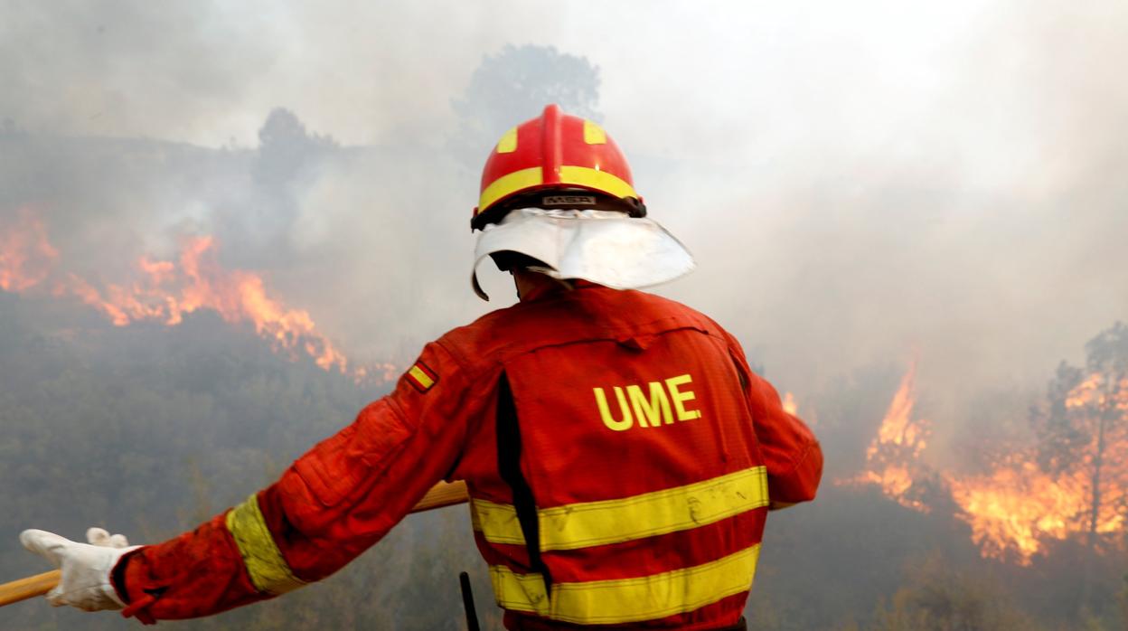 Imagen de un efectivo de la Unidad Militar de Emergencias UME, durante los trabajos de extinción en Llutxent