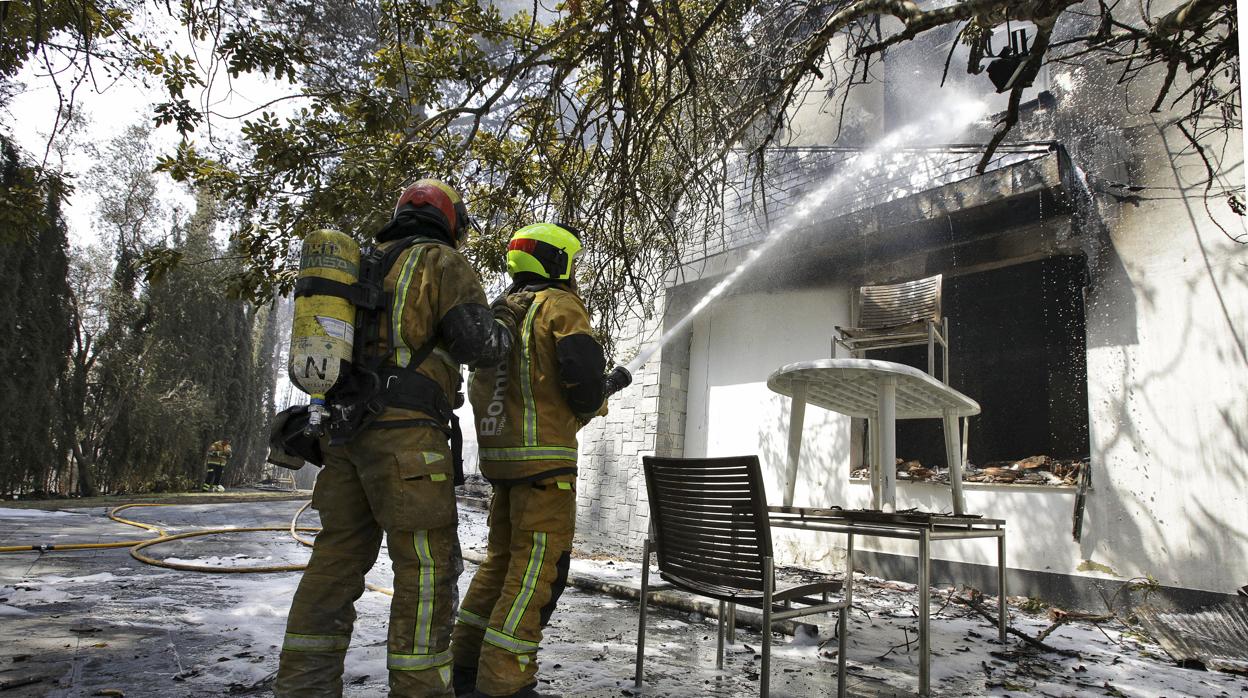 Efectivos de Bomberos sofocan el fuego de una de las viviendas