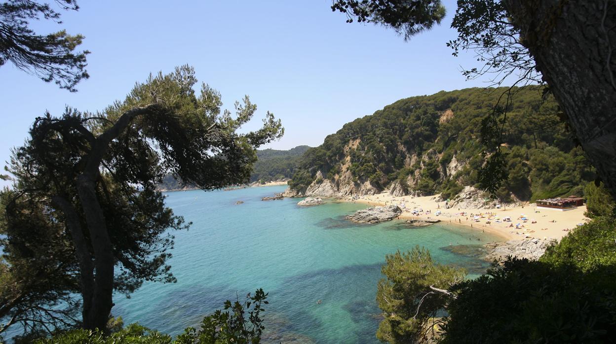 Vista de la playa de Sa Boadella, donde la prohibición es total