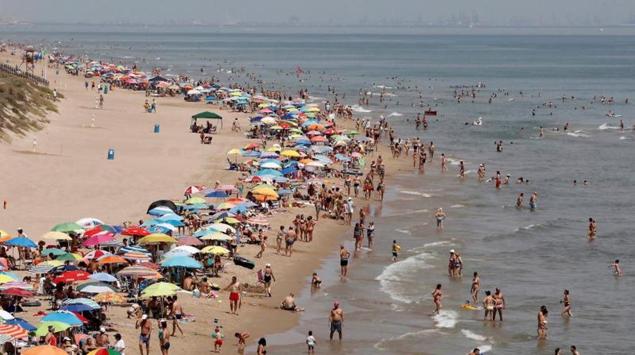 Una playa valenciana durante una alerta por lluvias y calor