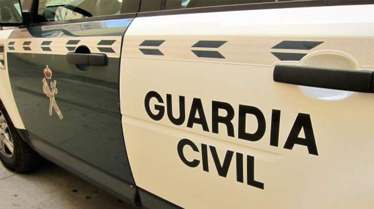 Agentes de la Guardia Civil se personaron en el lugar del accidente