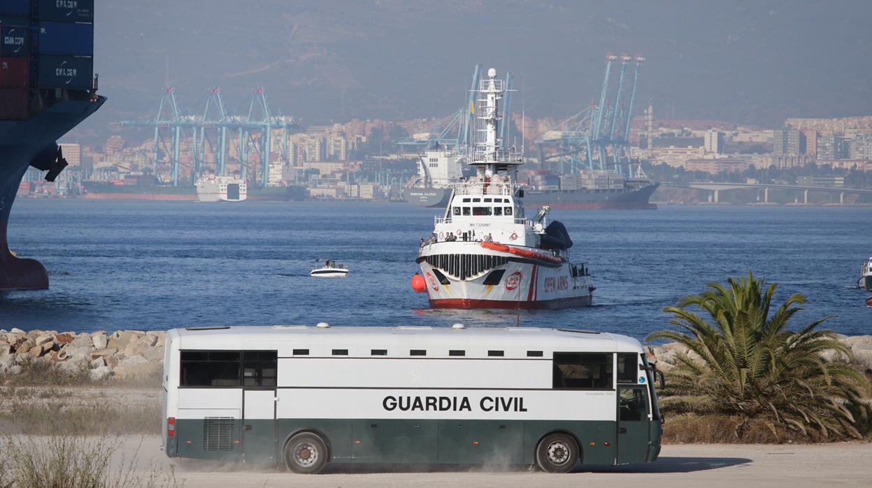 Inmigrantes llegan en el barco «Open Arms» a San Roque