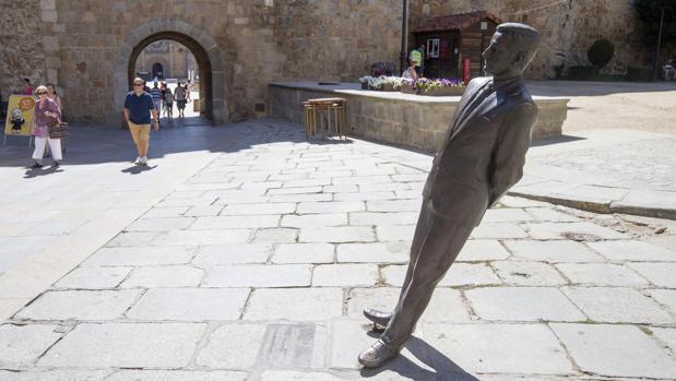 Un conductor derriba la estatua de Adolfo Suárez en Ávila